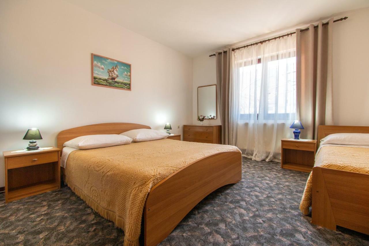 Irena'S Place A1 Ровин Екстериор снимка