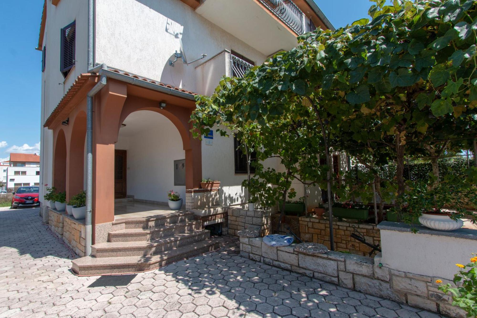 Irena'S Place A1 Ровин Екстериор снимка
