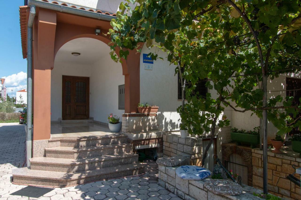 Irena'S Place A1 Ровин Екстериор снимка